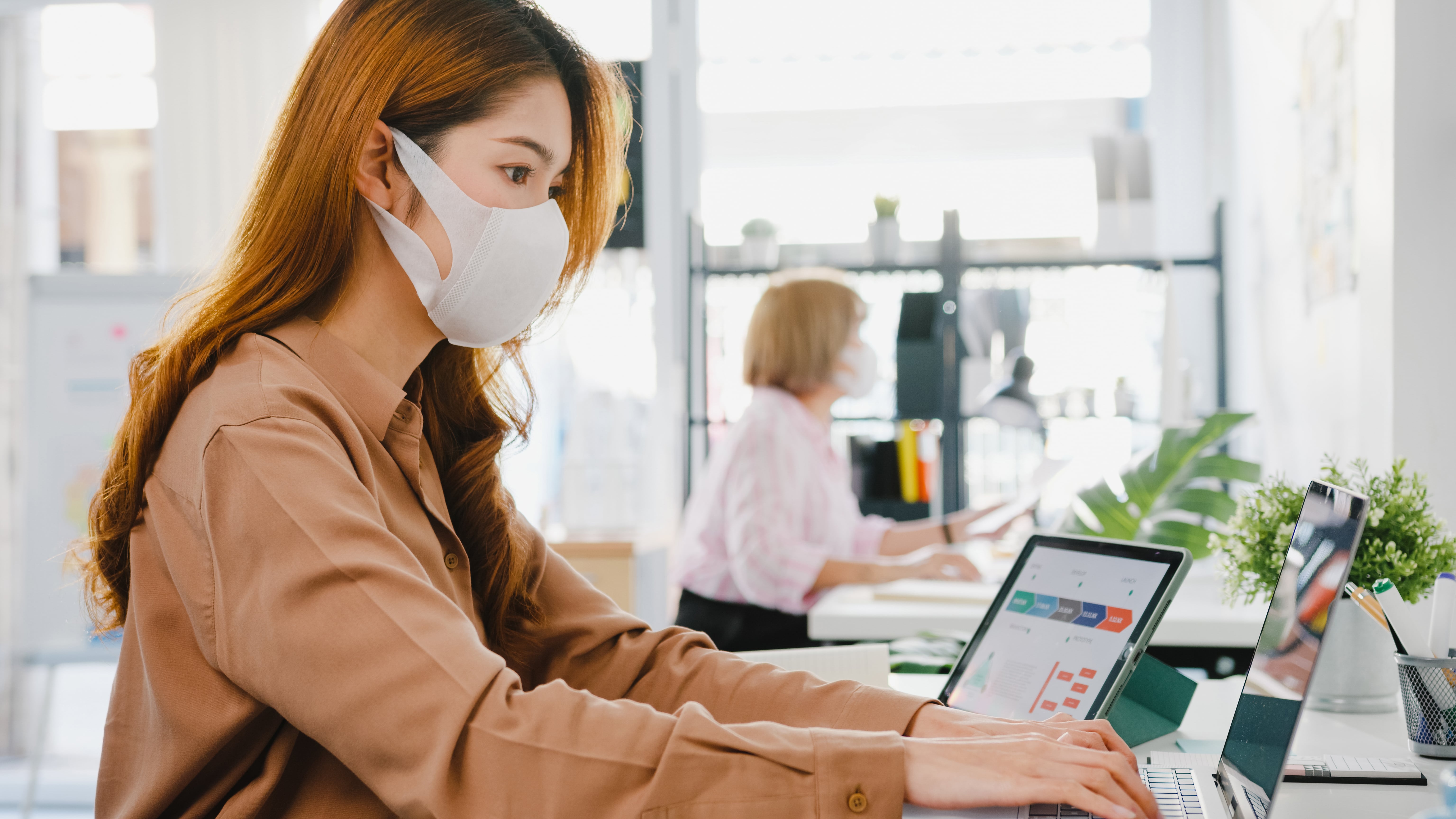 asia-businesswoman-entrepreneur-wearing-medical-face-mask-social-distancing-new-normal-situation-virus-prevention-while-using-laptop-back-work-office-min asia-businesswoman-entrepreneur-wearing-medical-face-mask-social-distancing-new-normal-situation-virus-prevention-while-using-laptop-back-work-office-min